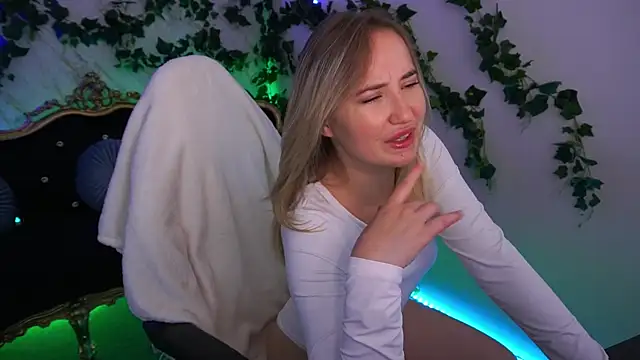 SofieBloom online show from September 12, 2025, 3:56 pm