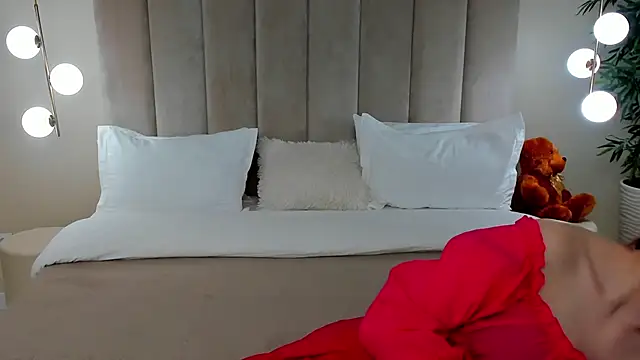 KiraHolli online show from November 23, 2025, 3:06 am