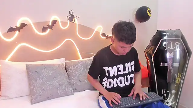 Enrrixxx  online show from October 26, 2025, 7:31 pm