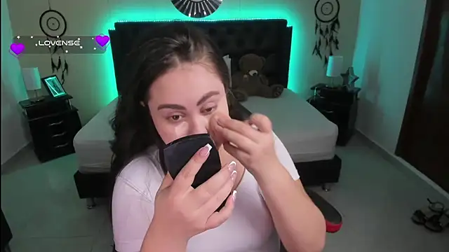 LolaVillalobos online show from October 5, 2025, 12:58 pm