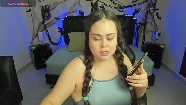 LolaVillalobos online show from October 30, 2025, 11:33 am