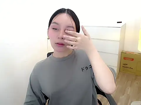 holly tabby online show from November 15, 2025, 7:21 pm