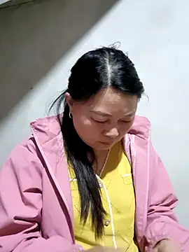 Snapshot of yoowwmr chatting on November 14, 2025, 11:24 pm yoowwmr online show from November 14, 2025, 11:24 pm