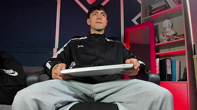 etham wolf  online show from November 24, 2025, 2:06 pm