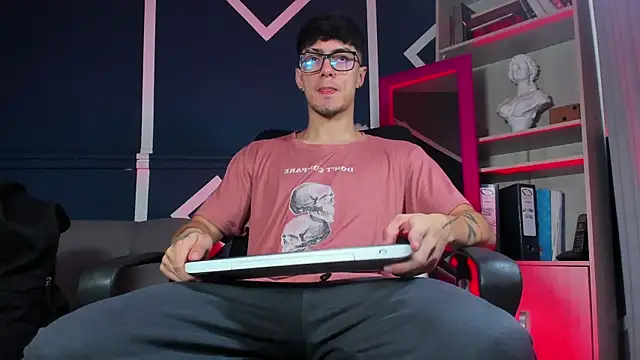 etham wolf  online show from December 3, 2025, 12:58 pm