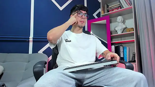 etham wolf  online show from December 4, 2025, 1:53 pm