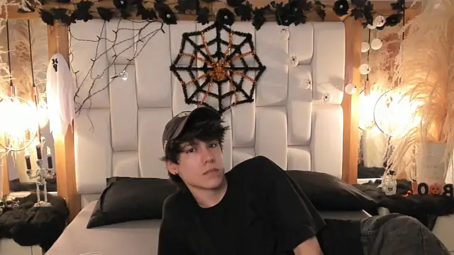 Snapshot of Daphne_And_Roger chatting on October 7, 2025, 11:29 am Daphne And Roger online show from October 7, 2025, 11:29 am