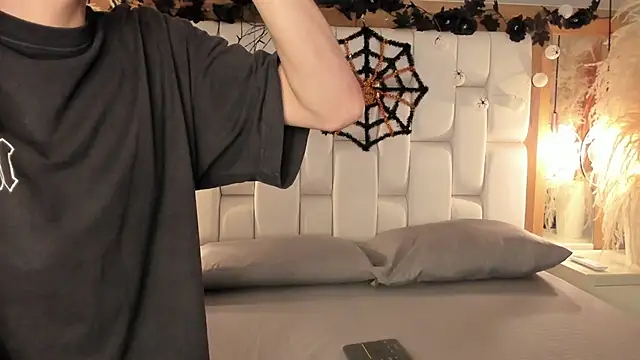 Snapshot of Daphne_And_Roger chatting on October 15, 2025, 11:32 am Daphne And Roger online show from October 15, 2025, 11:32 am