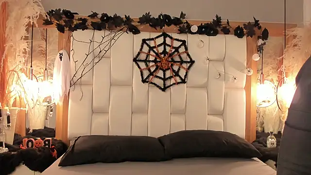 Snapshot of Daphne_And_Roger chatting on October 18, 2025, 11:33 am Daphne And Roger online show from October 18, 2025, 11:33 am