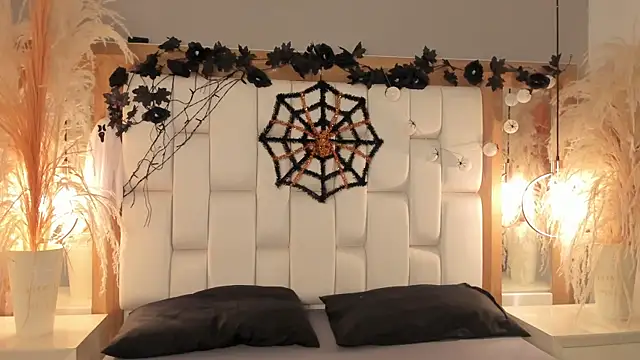 Snapshot of Daphne_And_Roger chatting on October 29, 2025, 11:23 am Daphne And Roger online show from October 29, 2025, 11:23 am