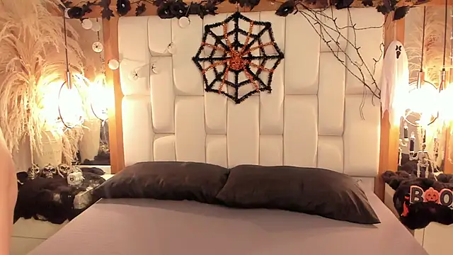 Snapshot of Daphne_And_Roger chatting on October 31, 2025, 11:00 am Daphne And Roger online show from October 31, 2025, 11:00 am