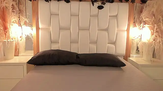 Snapshot of Daphne_And_Roger chatting on November 7, 2025, 11:10 am Daphne And Roger online show from November 7, 2025, 11:10 am