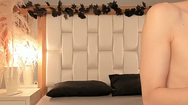 Snapshot of Daphne_And_Roger chatting on December 2, 2025, 11:15 am Daphne And Roger online show from December 2, 2025, 11:15 am