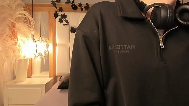 Snapshot of Daphne_And_Roger chatting on December 16, 2025, 11:04 am Daphne And Roger online show from December 16, 2025, 11:04 am