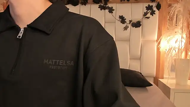 Snapshot of Daphne_And_Roger chatting on December 18, 2025, 11:05 am Daphne And Roger online show from December 18, 2025, 11:05 am