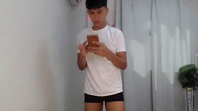 Snapshot of shokolet_2001 chatting on December 5, 2025, 3:48 am shokolet 2001 online show from December 5, 2025, 3:48 am