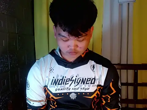 Reynelcock online show from November 3, 2025, 10:27 am