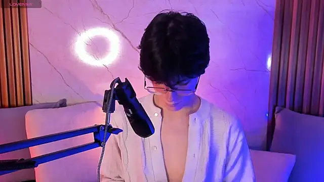 luixdust  online show from September 28, 2025, 4:07 am