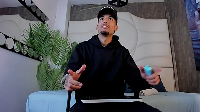 Snapshot of Thiagoferreti chatting on October 27, 2025, 7:29 pm Thiagoferreti online show from October 27, 2025, 7:29 pm