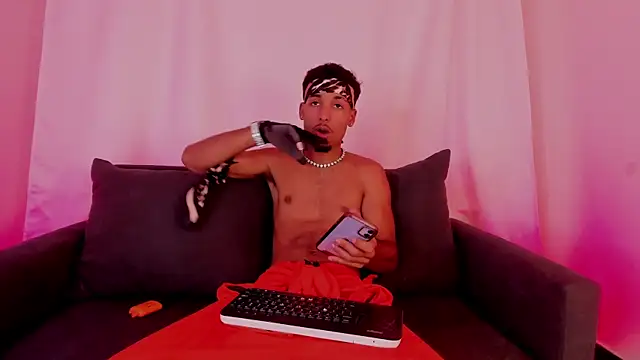 Snapshot of Thiagoferreti chatting on November 6, 2025, 7:37 pm Thiagoferreti online show from November 6, 2025, 7:37 pm