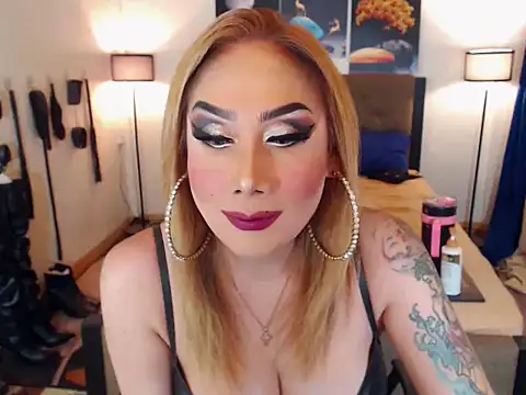 Snapshot of Allysonevanns chatting on November 21, 2025, 6:12 am Allysonevanns online show from November 21, 2025, 6:12 am