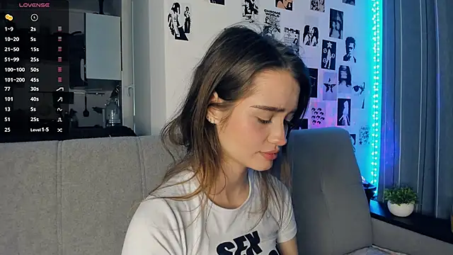 lovelyalivia online show from November 15, 2025, 10:01 am