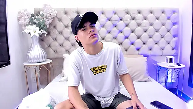 Snapshot of BenitoSaenz chatting on October 4, 2025, 12:14 pm BenitoSaenz online show from October 4, 2025, 12:14 pm