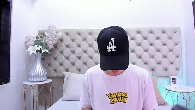 Snapshot of BenitoSaenz chatting on November 4, 2025, 12:04 pm BenitoSaenz online show from November 4, 2025, 12:04 pm