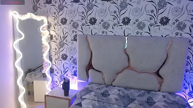 Rosalind tay online show from November 30, 2025, 3:21 am