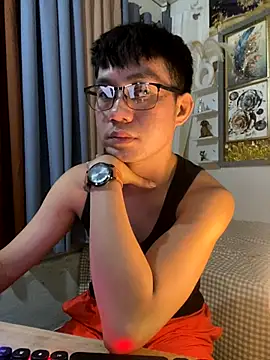 xshyboyx online show from November 18, 2025, 2:32 pm