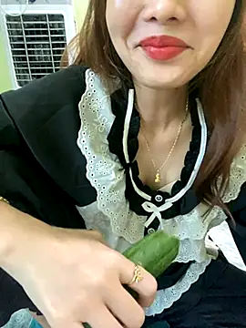 Snapshot of Ri210 chatting on November 12, 2025, 2:23 am Ri210 online show from November 12, 2025, 2:23 am