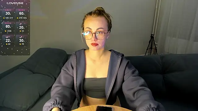 MewStella online show from October 1, 2025, 9:10 pm