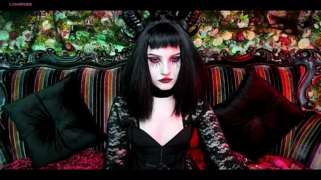 Snapshot of EllieMori chatting on October 31, 2025, 10:33 pm EllieMori online show from October 31, 2025, 10:33 pm