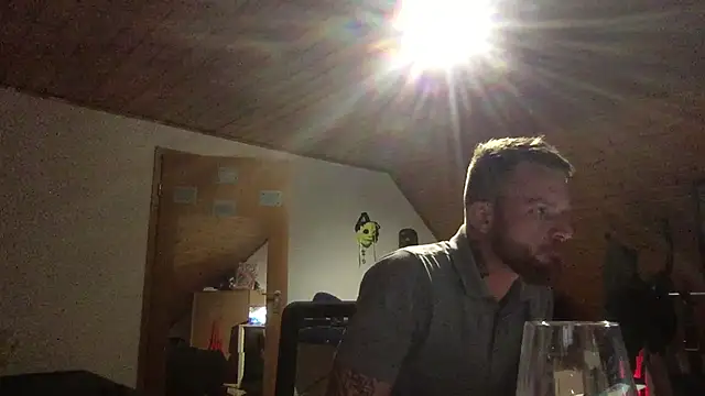 RedLayla online show from November 18, 2025, 8:46 pm