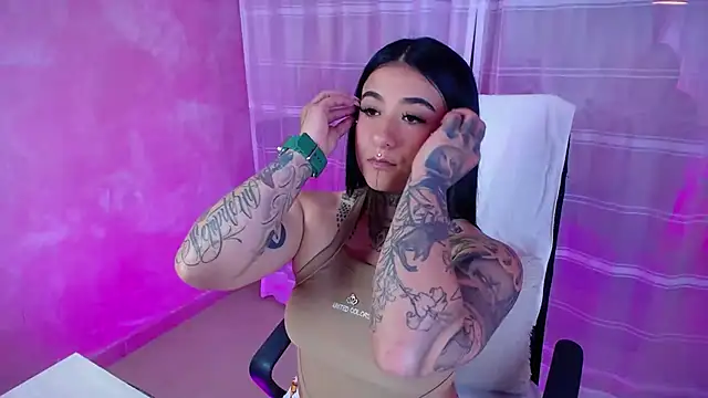 Snapshot of Adri_Tatto_ chatting on October 14, 2025, 8:31 pm Adri Tatto online show from October 14, 2025, 8:31 pm