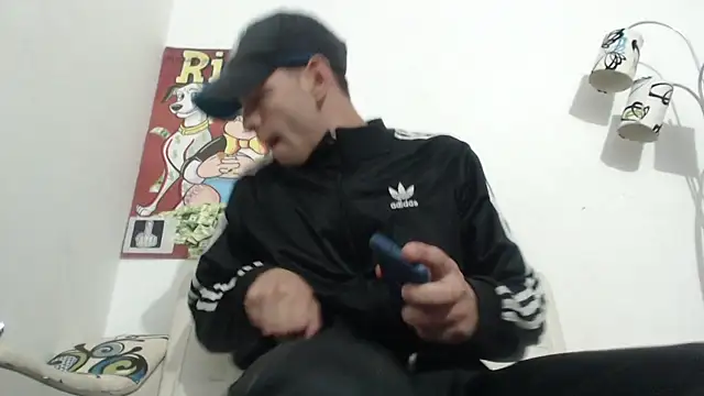 Snapshot of Thomasjons_ chatting on December 3, 2025, 10:08 pm Thomasjons online show from December 3, 2025, 10:08 pm