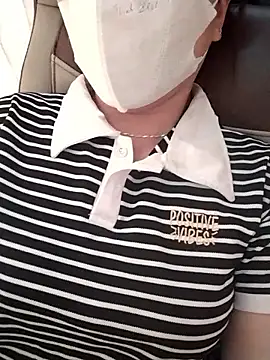 Jessical--Li online show from October 13, 2025, 3:17 am