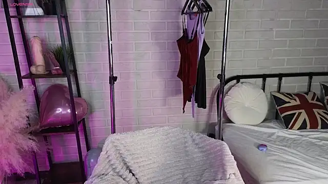 MillaHolt online show from November 30, 2025, 8:40 am