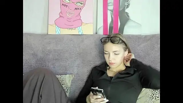 HitGyrl online show from September 28, 2025, 1:55 am