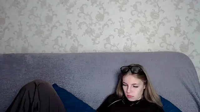 HitGyrl online show from November 13, 2025, 1:15 am