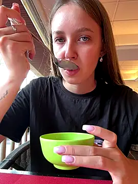 Snapshot of ElliRose chatting on October 9, 2025, 12:52 am ElliRose online show from October 9, 2025, 12:52 am