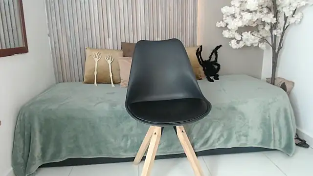 Michellee 20 online show from October 17, 2025, 1:46 pm