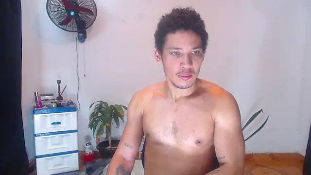 Snapshot of RuiMaddoox chatting on November 15, 2025, 3:30 pm RuiMaddoox online show from November 15, 2025, 3:30 pm