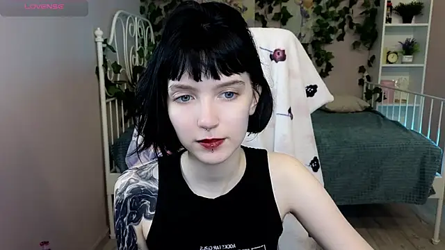 Snapshot of HazelTompson chatting on November 9, 2025, 8:29 pm HazelTompson online show from November 9, 2025, 8:29 pm