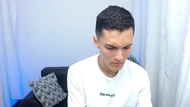 Snapshot of Matiius18 chatting on October 23, 2025, 1:43 pm Matiius18 online show from October 23, 2025, 1:43 pm