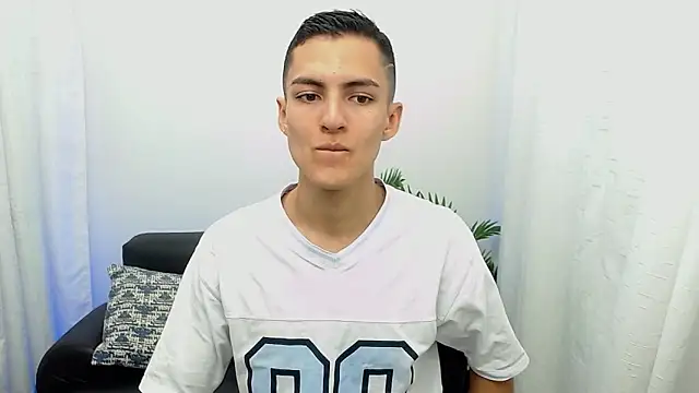 Snapshot of Matiius18 chatting on November 7, 2025, 1:55 pm Matiius18 online show from November 7, 2025, 1:55 pm