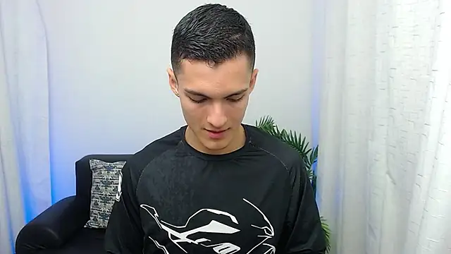 Snapshot of Matiius18 chatting on November 8, 2025, 2:17 pm Matiius18 online show from November 8, 2025, 2:17 pm