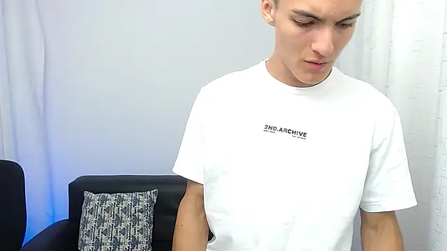 Snapshot of Matiius18 chatting on November 10, 2025, 2:05 pm Matiius18 online show from November 10, 2025, 2:05 pm