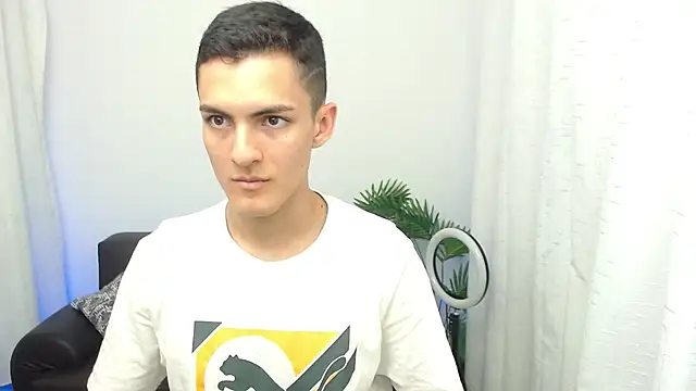 Snapshot of Matiius18 chatting on November 13, 2025, 3:55 pm Matiius18 online show from November 13, 2025, 3:55 pm