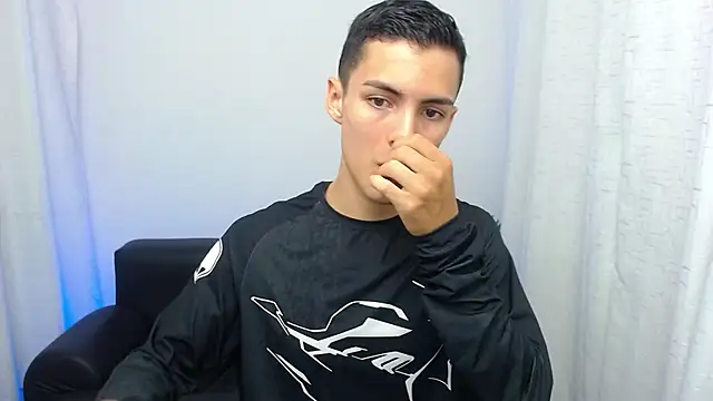 Snapshot of Matiius18 chatting on November 15, 2025, 2:02 pm Matiius18 online show from November 15, 2025, 2:02 pm